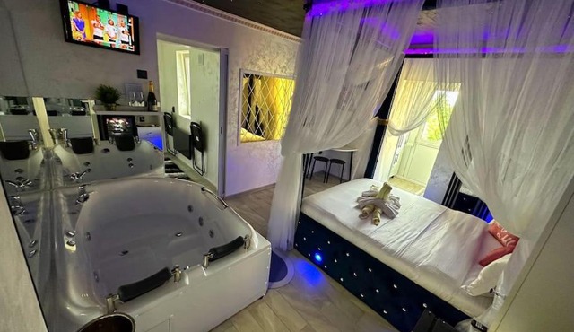 Apartament cu o camera de Lux cu Jacuzzi/Constelatie complet utilat acceptam plata cu cardul de vacanta