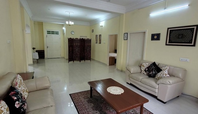 APT 8 3-bedroom apartment in adorable Hyderabad with WiFi, AC