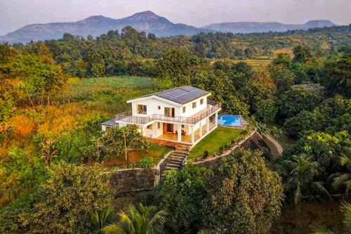 Aqua & Sage by StayVista - Riverside Villa with Pool & Terrace