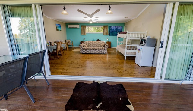 Aqua Studio with shared kitchen, short drive to Zoo, Rural Setting in Dubbo