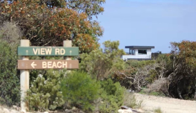 Architecturally designed - off grid adventure & close to beach, awesome views in Vivonne Bay
