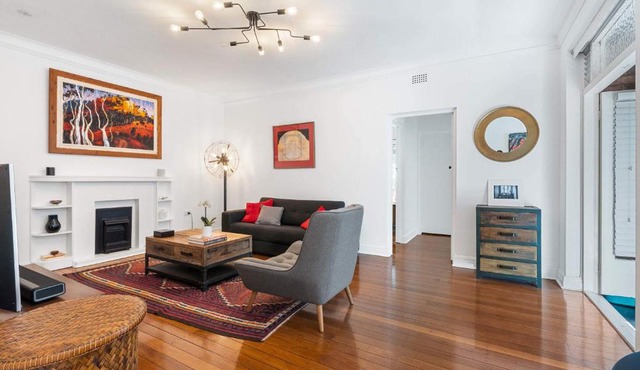 Art-Deco Gem in Midlothian Opposite Beach