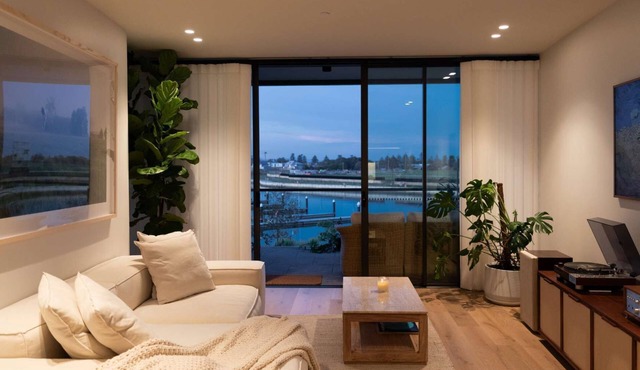 Artemis Coast - Marina Views & Luxe Escape