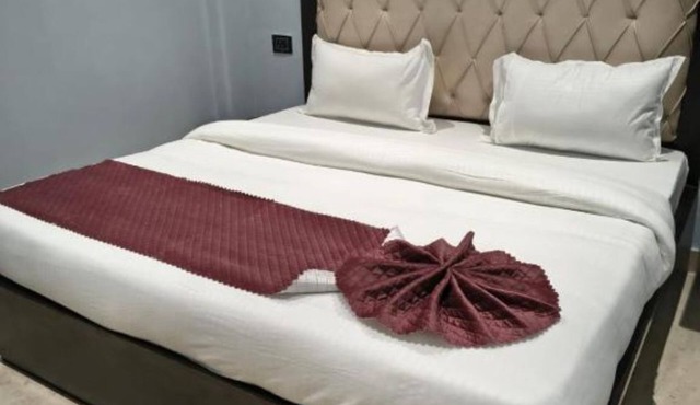 Asahi Palace- Room 3 - bed & breakfast with AC in Varanasi