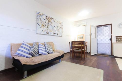 B3 Crawley Apartment 1 BRM & Sleepout near UWA in Perth
