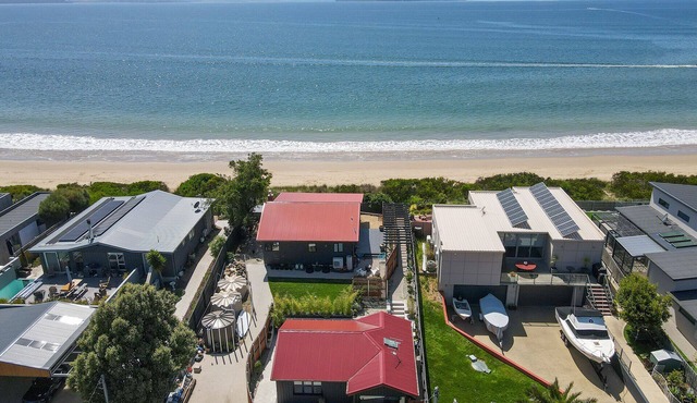 Barefoot Bungalow luxurious retreat - private walkway to the beach in Cremorne