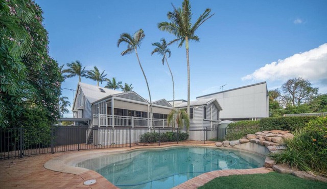 Bayside Queenslander High Ceilings Family-friendly in Manly West