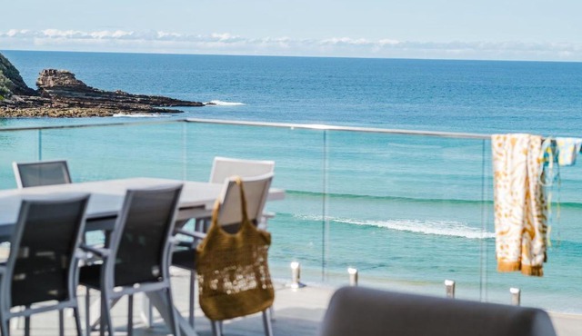 Beach Bliss - Beachfront Luxury with Ocean Views in Mollymook