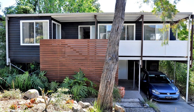 BEACH BREAK - Retro 70's Beach House ideally located close to surf beaches in Mollymook Beach