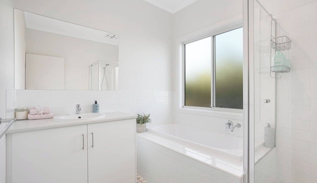 Beach by the Dunes: Relaxing, contemporary beach house, walk to beach and river in Goolwa Beach