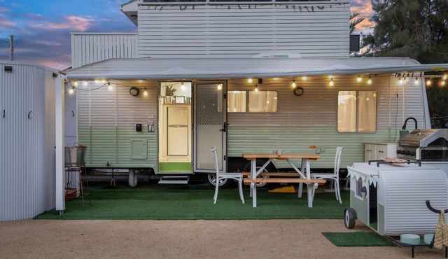 "Beachcomber Bliss" – Retro Copa Camper