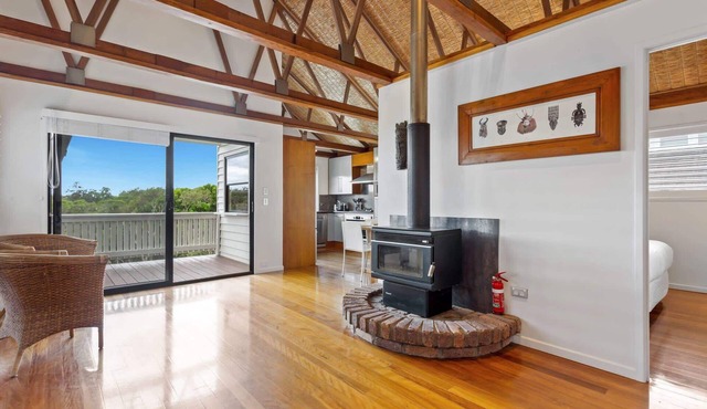 Beachfront 3-Bed with Private Pool & Fireplace in Warana