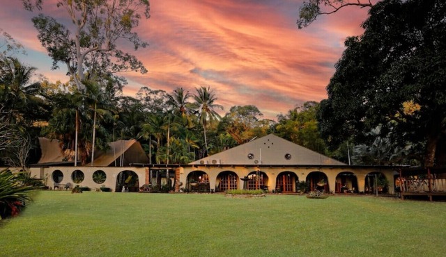 Beachfront Paradise Araluen Resort Close to Cairns in East Trinity