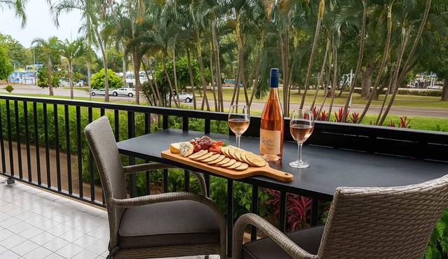 Beachfront Strand Stay - 2BR Near Waterpark & The Strand, Townsville in North Ward
