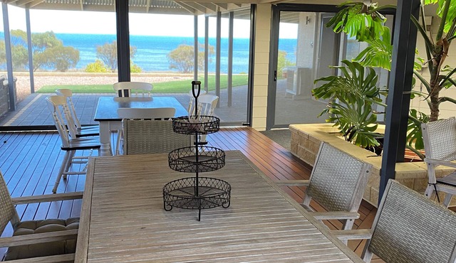 Beachfront Tickera Roundhouse - sea views inside and out - peaceful family home in Tickera