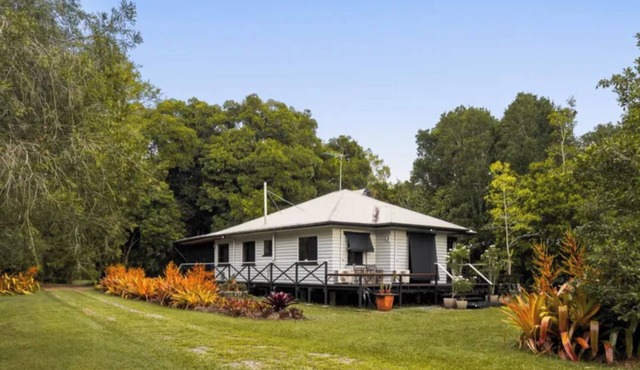 Beachmere Escape - Unique and Tranquil. Just what you need. Book now! in Beachmere