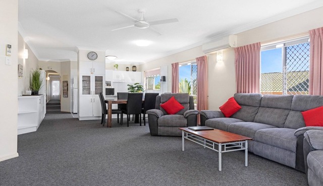 Beachside 2-Bed Apartment with Secure Parking in Torquay