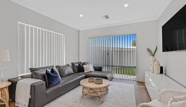 Beachside Bliss: Bunbury's Stylish Coastal Villa in South Bunbury