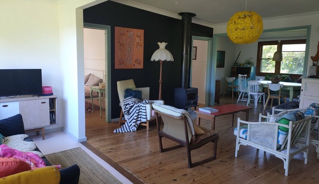 Beautiful beachside house and garden - 2 minutes from the beach!