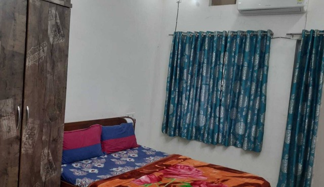 Beautiful Room, Best Location, Friendly Host, AC, Attached Bathroom, Kitchen