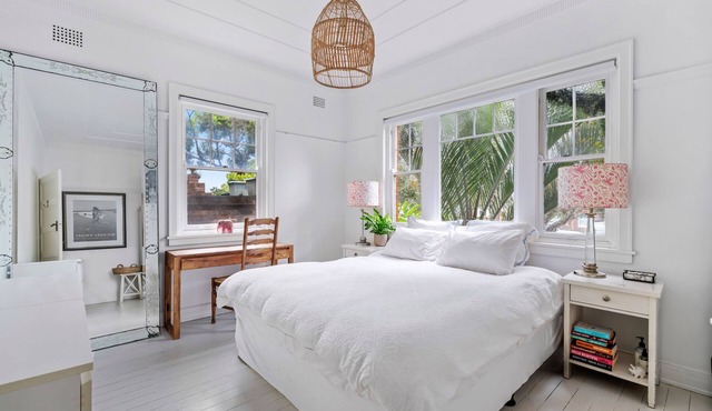 Beautifully appointed, white beach pad 5 minutes to iconic Bondi Beach