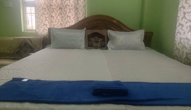 Bedrooms with Private Bath, and Luxury Car with driver - 301