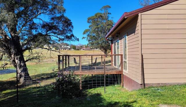 Bega Cottage, private space overlooking farm land 5 min walk to shops and cafes in Bega