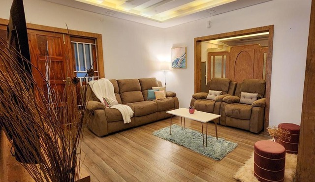 Bendheka, The Lux 3BR Apartment