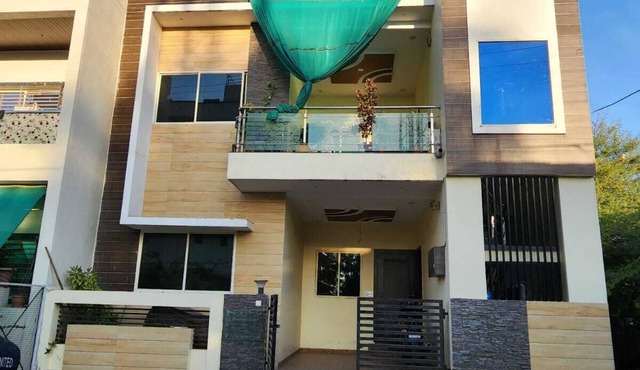 Best location to stay 10 minutes from Mahakaleshwar temple