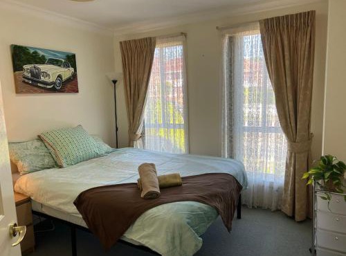 Bexley North Entire 2 Storey House 4 or 5 BR 11 Beds 5 mns walk to Train Station and Close to Airport , Sydney CBD