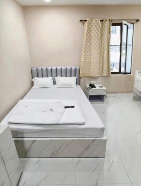 BK International Guest House - Near Esplanade & Park street Area