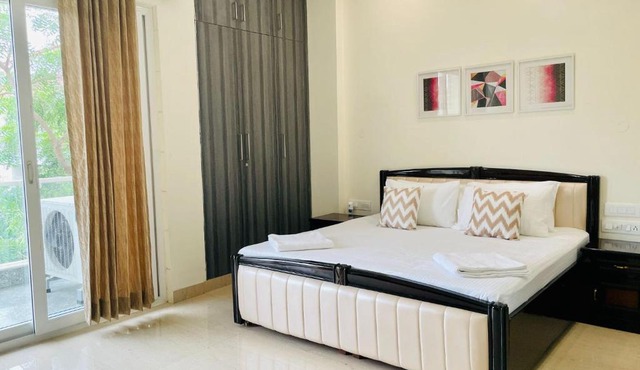 BluO 1BHK - DLF CyberCity, MG Road - Balcony, Lift
