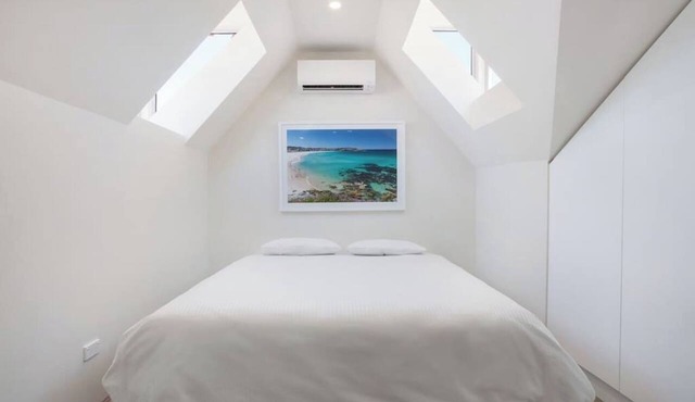 BONDI BEACH STUDIOS VI