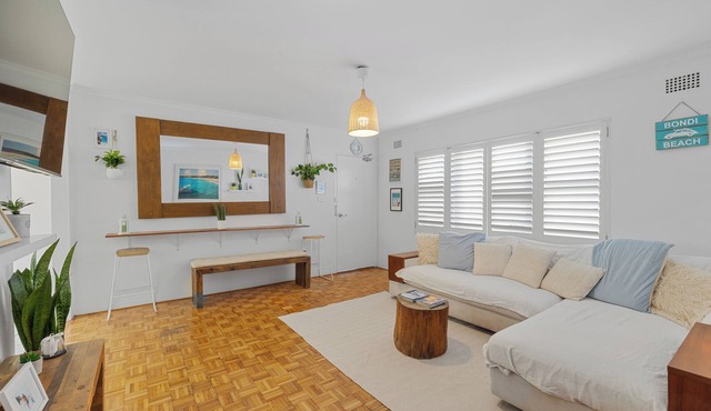 Bondi beachside beauty location on iconic Bondi beach. 2 min walk to beach