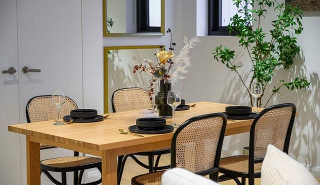 Brand new 2BD Modern Apt near MQ shopping centre