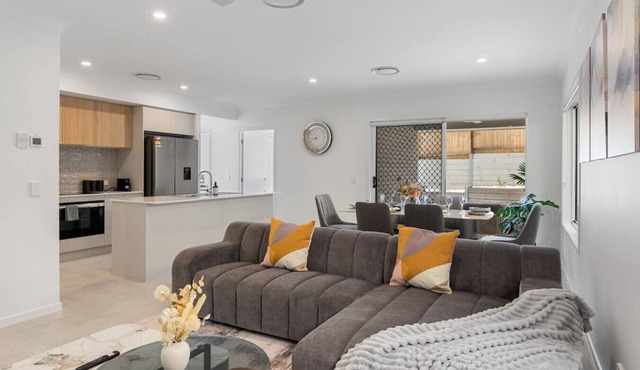 Brand New Modern 5BR House Ducted A/C Near Mall in Bridgeman Downs