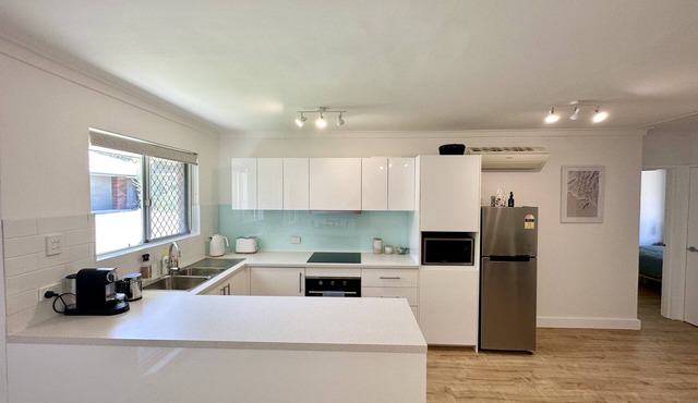 Breezy beach villa - 5 minute walk to beach, cafes & restaurants! in perth