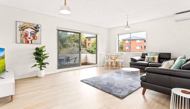 Bright and convenient apartment, close to shops