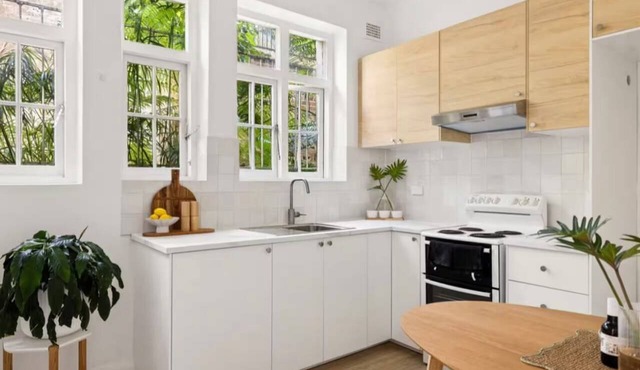 Bright Quiet Heritage Studio in Darlinghurst near transport cafes, supermarkets