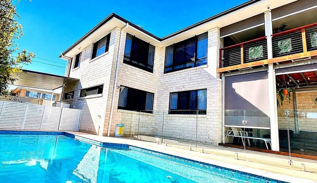 Brisbane's Best Large-Group Home | 6BR | Pool, Sauna & Gym | Sleeps 14 in Wynnum West