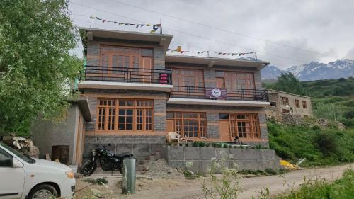 Bros Hostel & Cafe, Sissu in Sissu