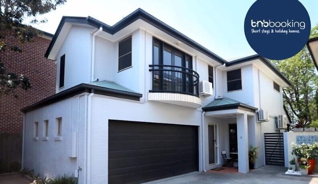 Bulimba Central 2BR -Sleeps 6, Courtyard in Balmoral