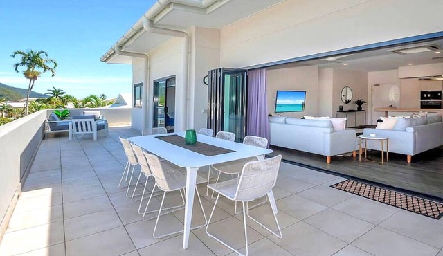 Cairns North 4-Bed with Outdoor Dining & Pool in Cairns North
