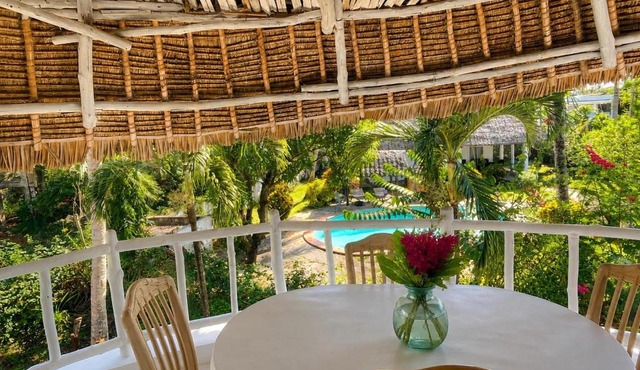 Cali Blossom - 4BR Tropical Home - Walk to Galu Beach in Diani Beach