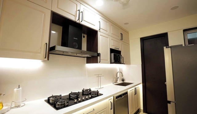 Calm 2-bedroom townhome with AC, WiFi, homestay.