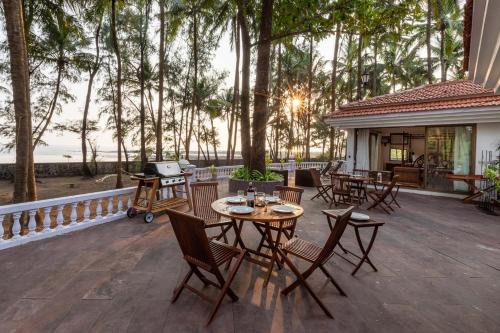 Casa Del Mer by StayVista - Nearby beach with, sea-view rooms & coconut farm