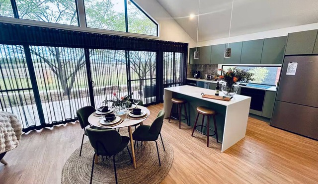Cascade - Luxe 2-bedroom villa at Small Batch Brewery & Hop Farm on 40 acres in Saint Fillans