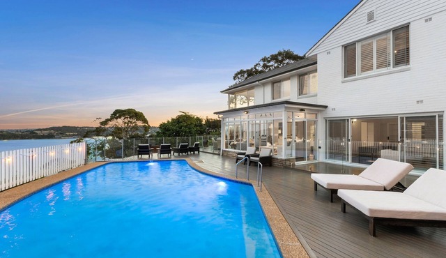 CASTLE ROCK VILLA- Exemplary family abode overlooking Sydney Harbour