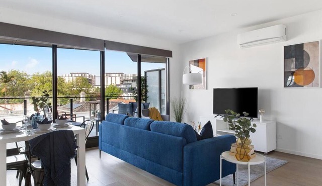 Caulfield Elegance: Chic Abode in Melbourne
