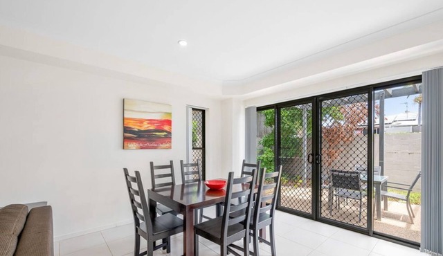 ​Central Gem: 3BR & 2.5B Townhouse, Walk distance to Shops, Rail, Pool and Parks in Gladstone Central